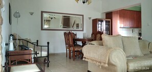 House, 3 Bedrooms, Smoking, Fireplace | Dining
