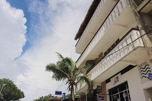 A hotel with a balcony, a palm tree, and a clear sky. - Room-standard Room With two Single Beds (Santa María Colotepec)