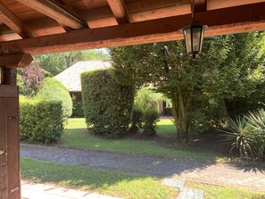 อพาร์ทเมนท์, 2 ห้องนอน, สูบบุหรี่ได้, ลานระเบียง | ทางเข้าที่พัก