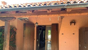 A wooden door, a glass door, and a tiled roof. - Beautiful and Quiet Villa In Residence In The Po Delta Oasis (Porto Viro)