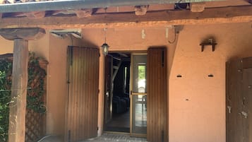 Apartment, 2 Bedrooms, Smoking, Patio | Property entrance