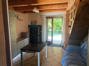 Appartamento, 2 camere da letto, fumatori, patio | Area soggiorno