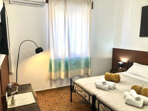 Shared Dormitory, 1 Bedroom - Bb Chic Room With Shared Bathroom in the City (Castelsardo)