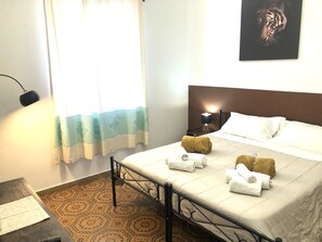 Shared Dormitory, 1 Bedroom - Bb Chic Room With Shared Bathroom in the City (Castelsardo)