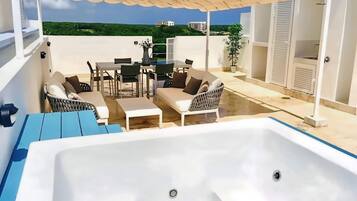 Condo, 2 Bedrooms, Smoking, Balcony | Bathroom amenities | Combined shower/bathtub