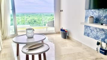 Condo, 2 Bedrooms, Accessible, Smoking | Tempat makan