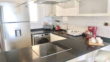 Condo, 2 Bedrooms, Accessible, Smoking | Dapur peribadi