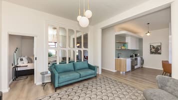 Apartment, 2 Schlafzimmer | Wohnbereich | Fernseher