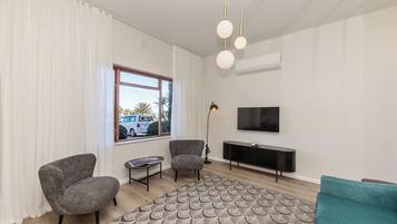 Apartment, 2 Schlafzimmer | Wohnbereich | Fernseher