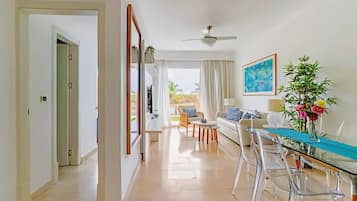 Condo, 2 Bedrooms, Accessible, Smoking | Tempat makan