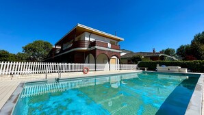 A two-story building with a swimming pool in front. - Peaceful House With Pool and Terrace (Caorle)