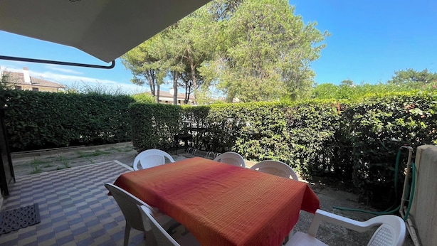 Outdoor dining - Terraced House With Pool and Garden (Caorle)