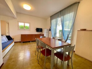 Villa, 2 Bedrooms, Balcony, Garden View | Dining - Beautiful Terraced House With Pool and Garden (Caorle)