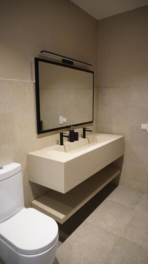 Chambre, 1 chambre, fumeurs, balcon | Salle de bain | Articles de toilette gratuits, serviettes fournies