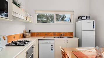 Wasserkocher mit Kaffee-/Teezubehör, Kühlschrank, Mikrowelle, Ofen