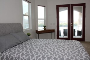 4 bedrooms, WiFi, bed sheets - On River Time!  (Bullhead City)