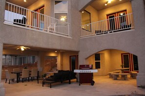 Outdoor dining - On River Time!  (Bullhead City)
