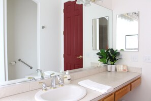 Combined shower/bathtub, jetted bath, hair dryer, towels