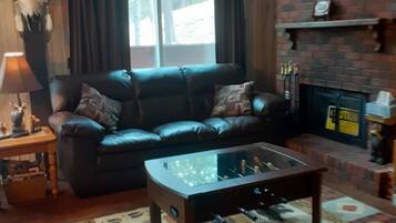 TV, videogames, DVD player, pebolim