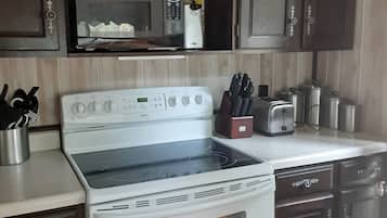 Geladeira, micro-ondas, fogão, cooktop