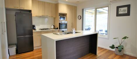 Kjøleskap, mikrobølgeovn, ovn og kokeplater