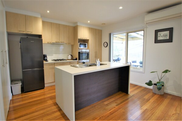 Køleskab, mikrobølgeovn, ovn, kogeplade