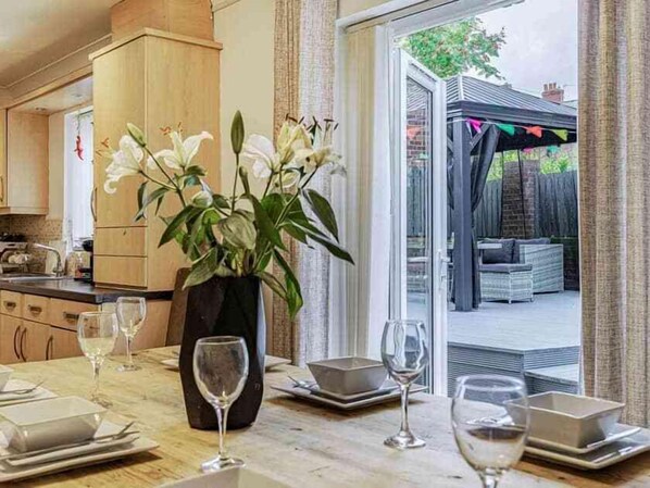 Dining - Numero Uno Detached Apart House (Newcastle upon Tyne)