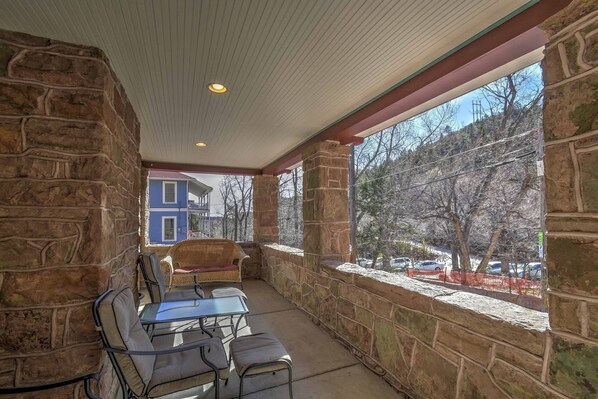 Property grounds - Amazing Manitou Retreat, Trails, Shopping and Dining Walk to Incline and Cog Railway, AC, Wifi,Grill (Manitou Springs)