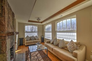 TV, fireplace - Amazing Manitou Retreat, Trails, Shopping and Dining Walk to Incline and Cog Railway, AC, Wifi,Grill (Manitou Springs)