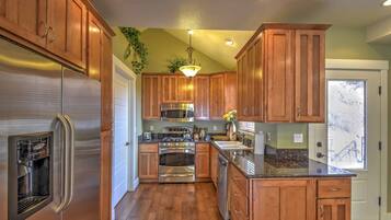 Geladeira, micro-ondas, lava-louças, cafeteira/chaleira