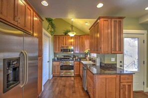 Fridge, microwave, dishwasher, coffee/tea maker - Amazing Manitou Retreat, Trails, Shopping and Dining Walk to Incline and Cog Railway, AC, Wifi,Grill (Manitou Springs)