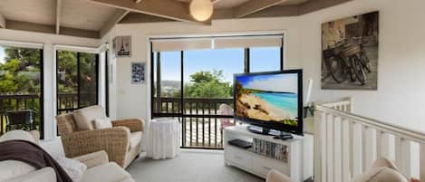 Smart-tv, dvd-spelare, böcker och ett musikbibliotek