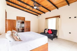 4 chambres, coffre-fort, fer et planche à repasser, lit de bébé portatif