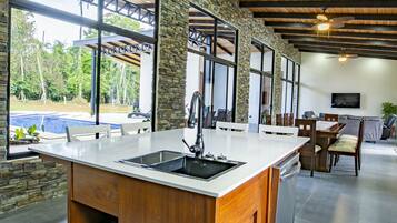 Jääkaappi, mikroaaltouuni, uuni, liesi