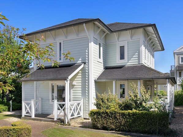 A two-story house with a porch and a covered entryway. - Villa in Hellevoetsluis Near North Sea Beach (Hellevoetsluis)