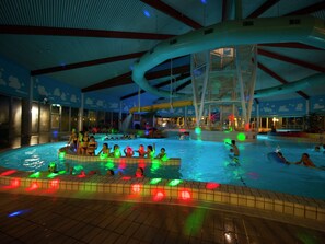 平房 | 泳池 | 室外游泳池