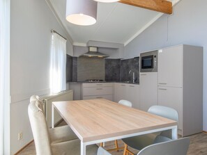 Private kitchen - Bungalow Near North Sea Beach With Garden (Domburg)