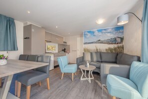 Chalet | Living room - Comfy Chalet With Dishwasher, 500 m From the Beach (Kamperland)