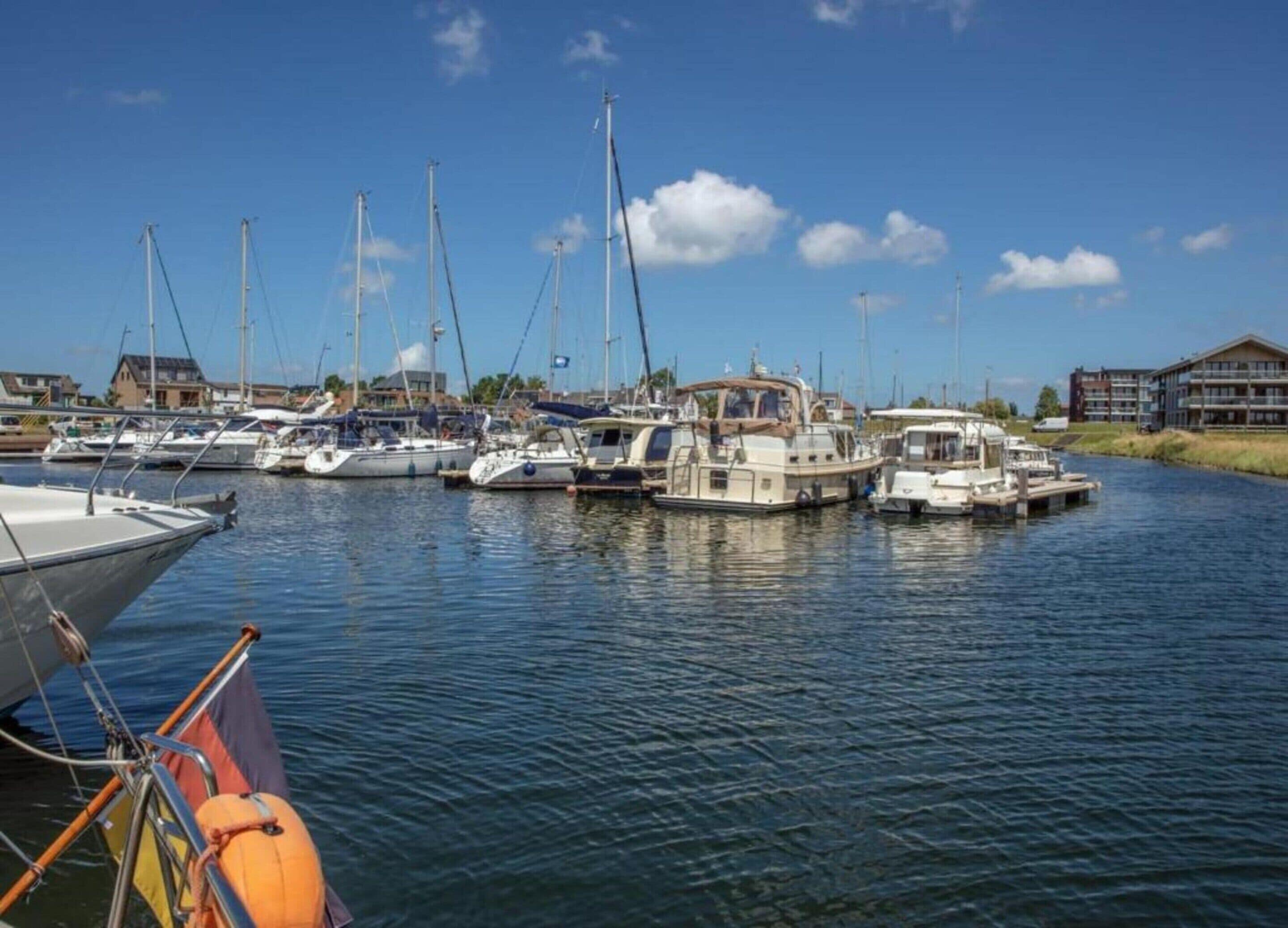 Een jachthaven met verschillende boten afgemeerd.