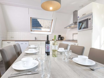 Restyled House With hot Tub, City of Breda at 10km