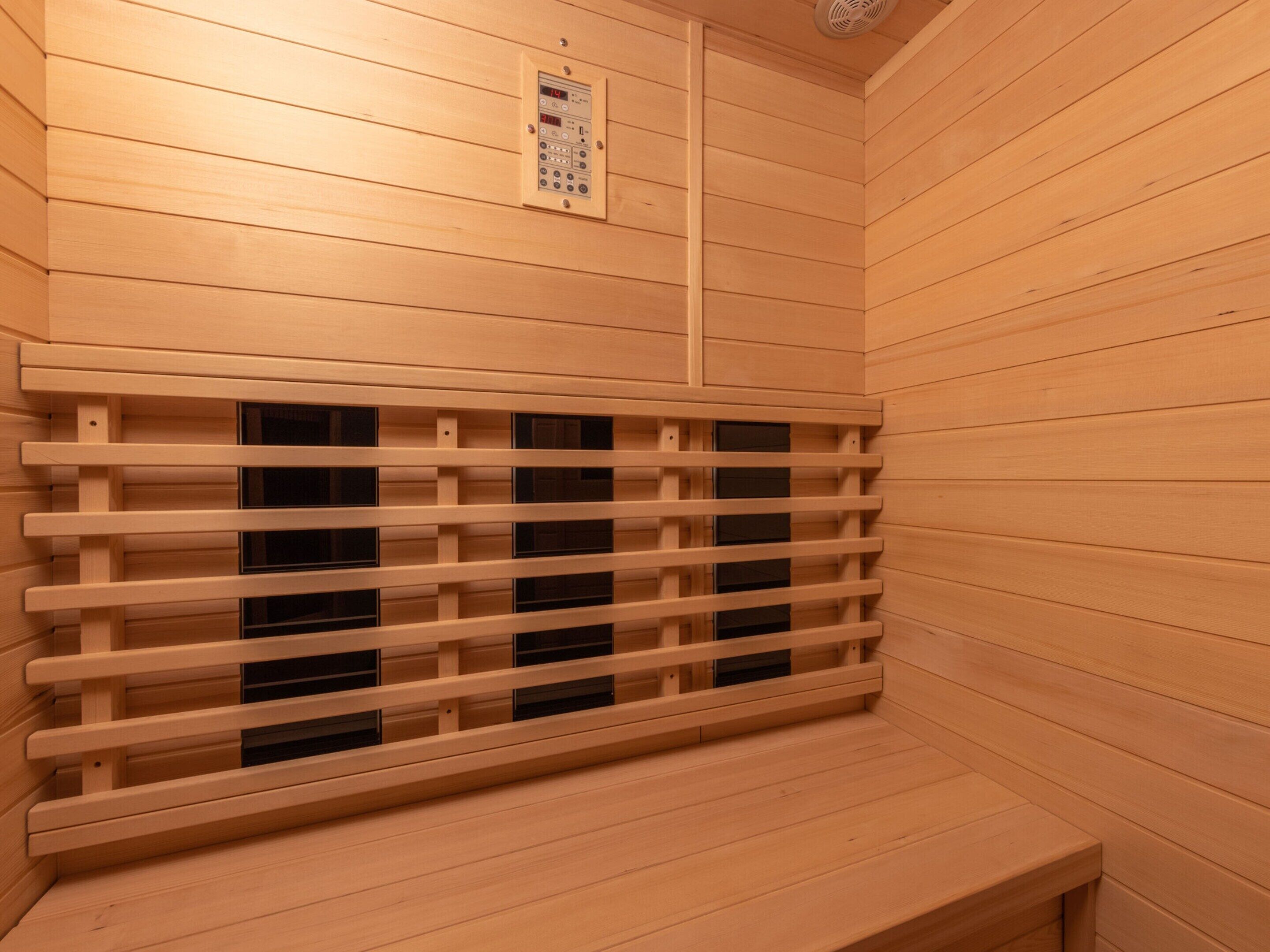 Una sauna con paredes y bancos de madera.