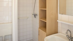 Bathroom - Comfortable Ground Floor Apartment in Wooded Area (Stadskanaal)