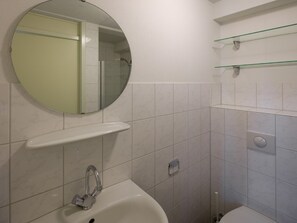 Shower - Carefully Furnished Bungalow in a Wooded Area (Stadskanaal)