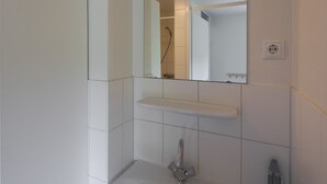Shower - Quietly Situated Bungalow in a Wooded Area (Stadskanaal)