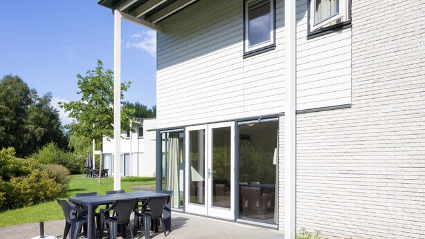 Balcony - Quietly Situated Bungalow in a Wooded Area (Stadskanaal)