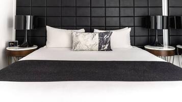 Tabla de planchar con plancha, wifi, ropa de cama
