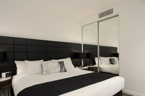 Silitysrauta/-lauta, Wi-Fi, vuodevaatteet