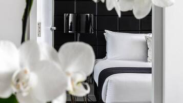 Tabla de planchar con plancha, wifi y ropa de cama