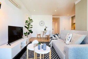 TV - KOZYGURU | DOCKLANDS | MODERN COZY 1 BEDROOM UNIT | MELBOURNE (Docklands)
