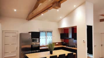 Microwave, dishwasher, coffee/tea maker, cookware/dishes/utensils